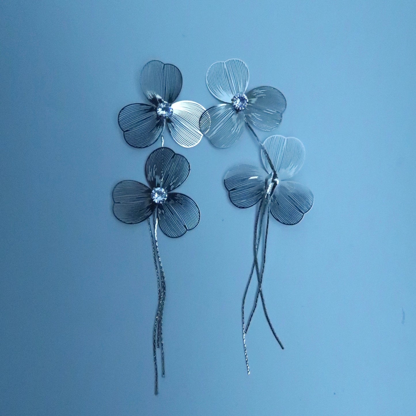LOSTINCRUSH Whitetip Clover Earrings