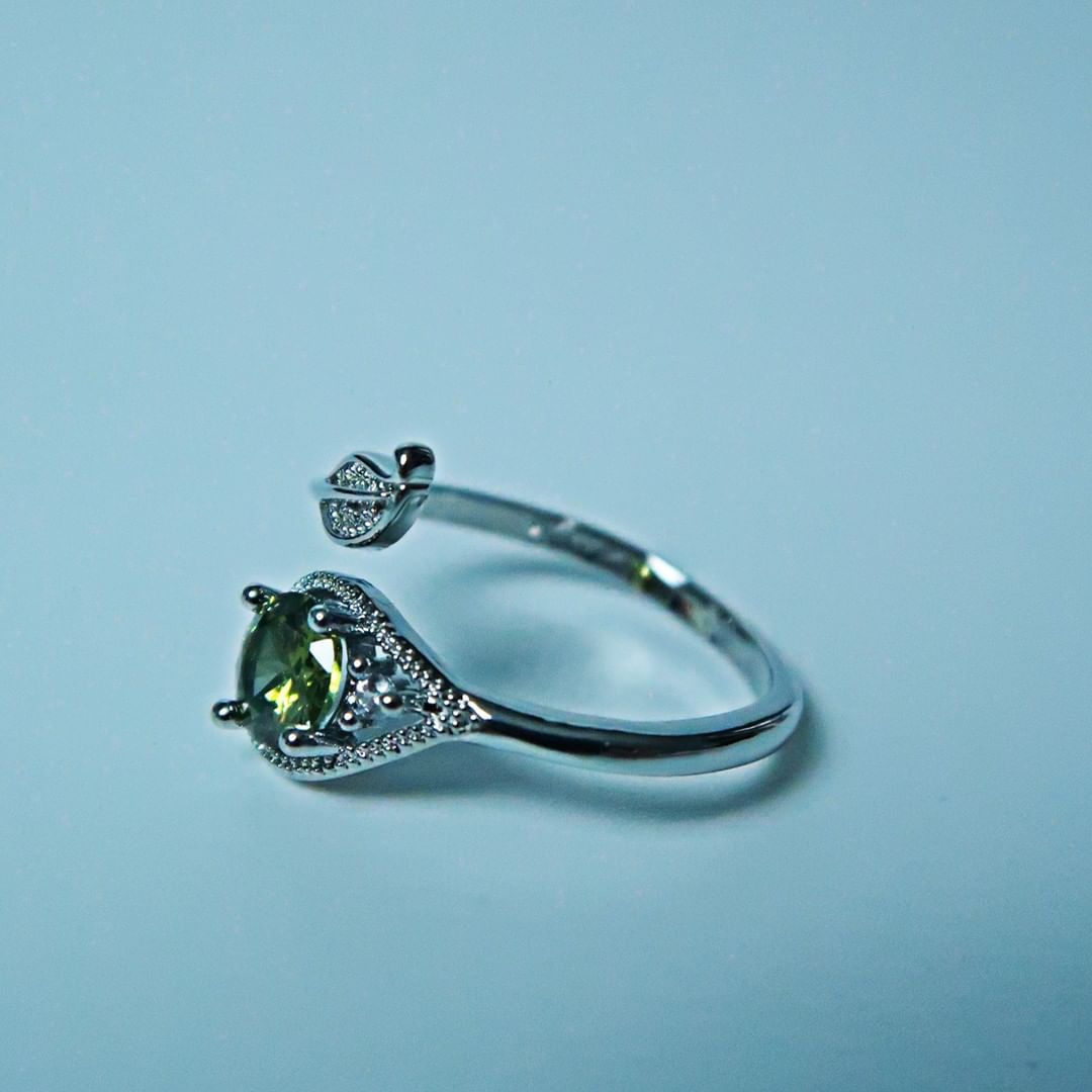 LOSTINCRUSH Green Leaves Ring