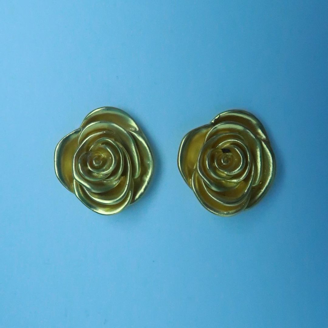 LOSTINCRUSH Gold Roses Earrings
