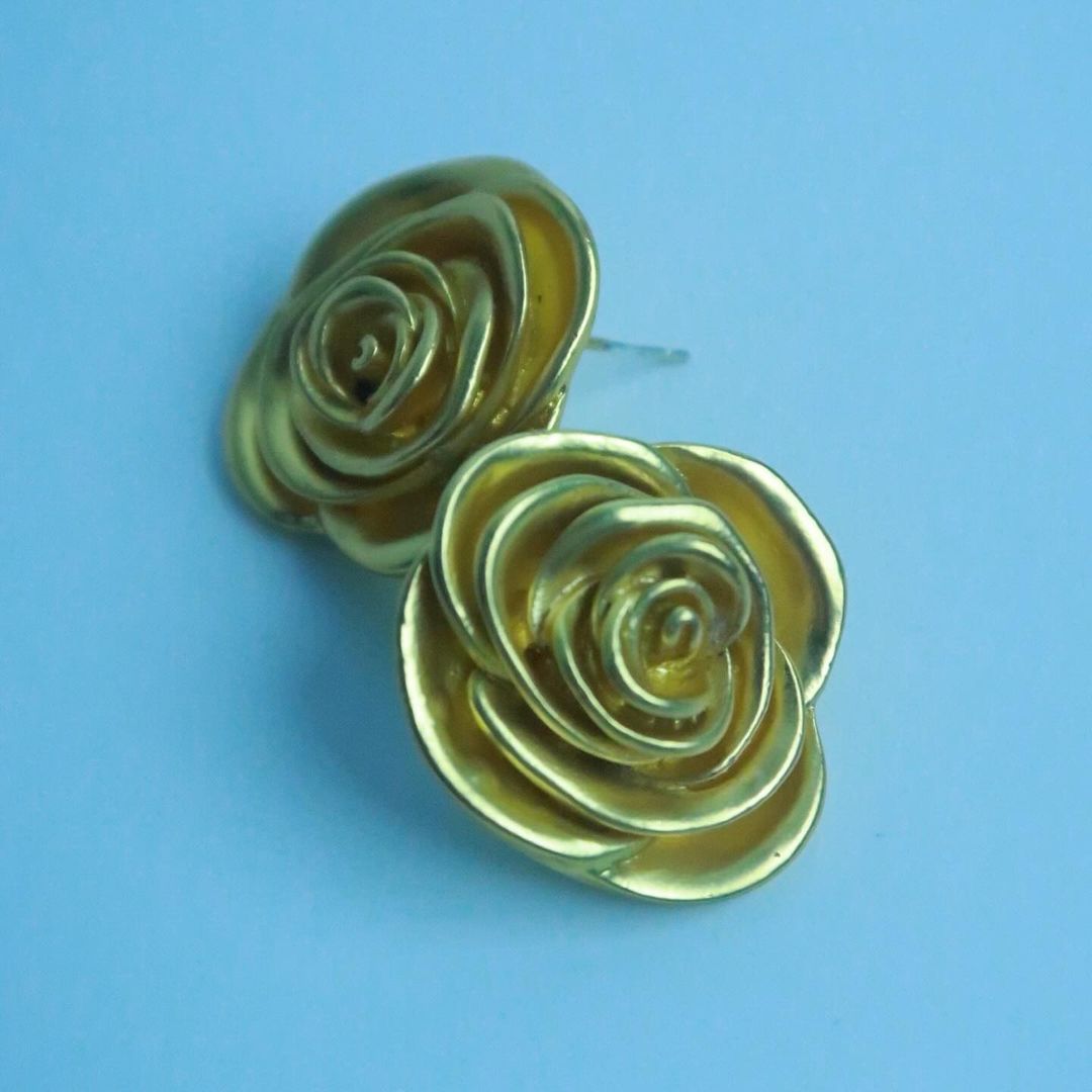 LOSTINCRUSH Gold Roses Earrings