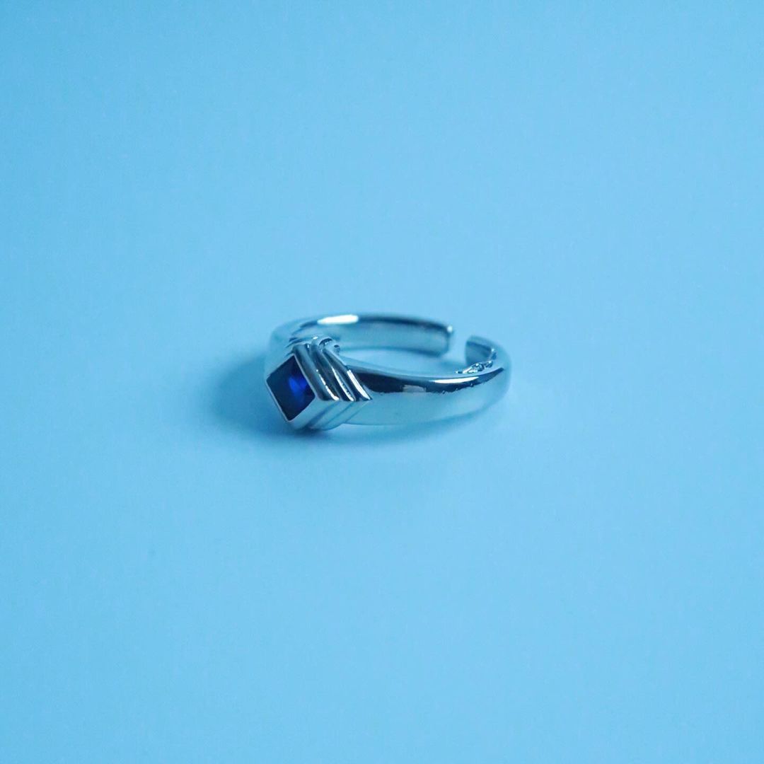 LOSTINCRUSH Emerald Charm Ring