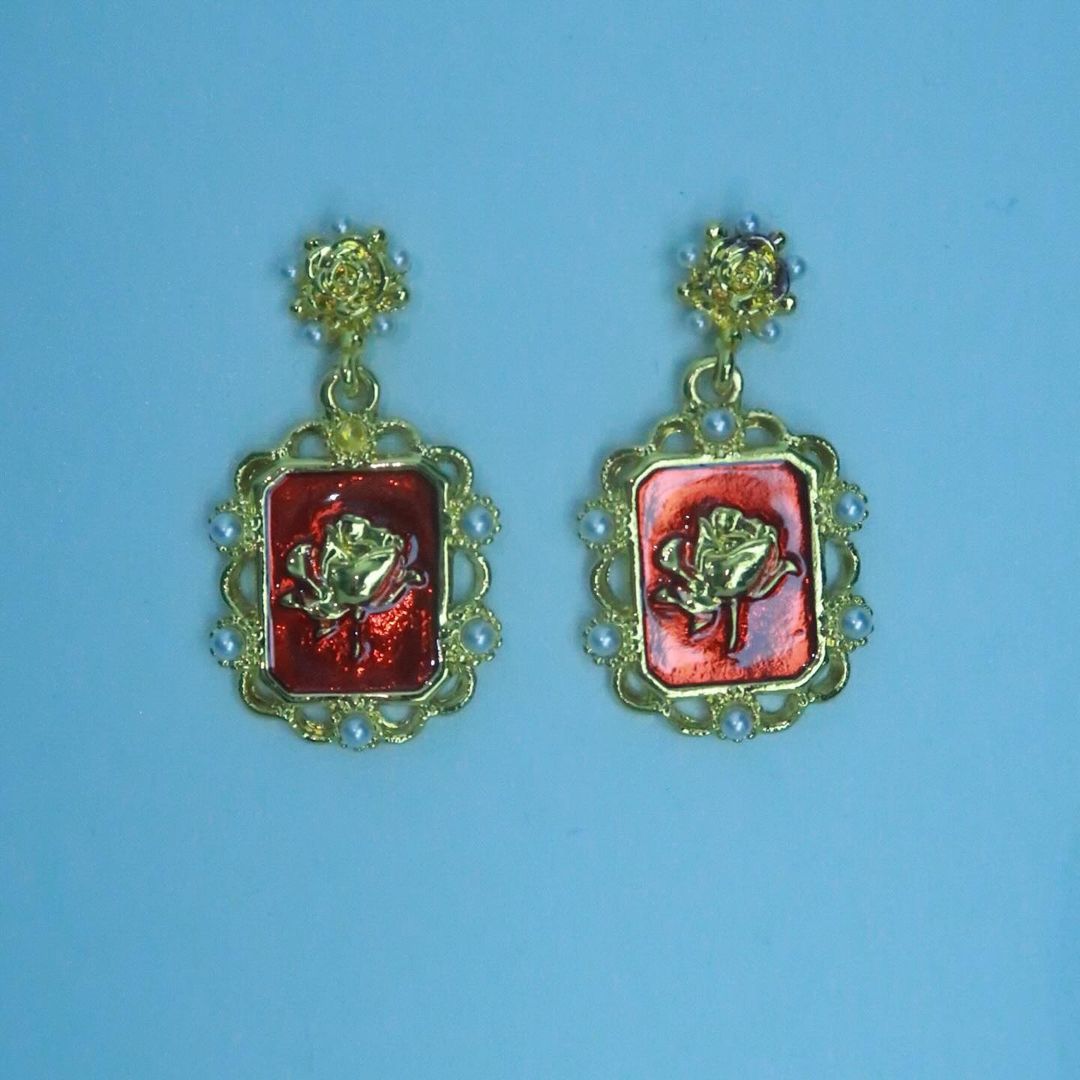 LOSTINCRUSH Gold Promise Earrings