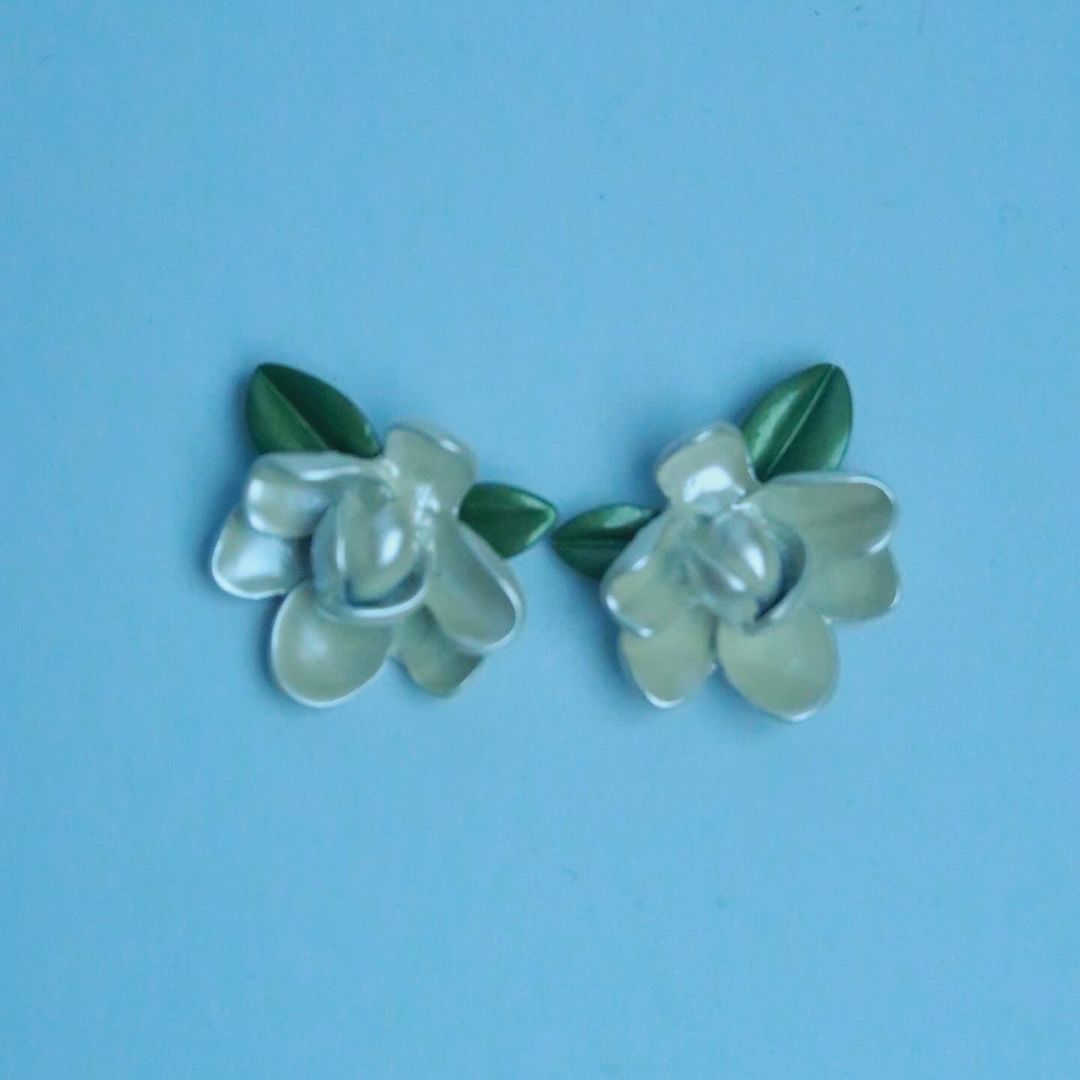 LOSTINCRUSH Pure Blossom Earrings