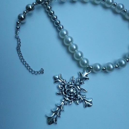 LOSTINCRUSH Knight’s Rose Necklace
