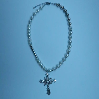 LOSTINCRUSH Knight’s Rose Necklace