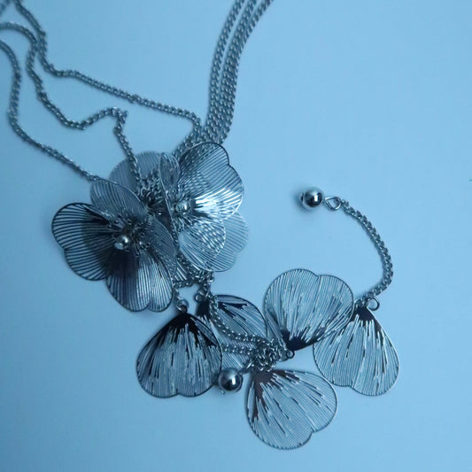 LOSTINCRUSH Whitetip Clover Necklace