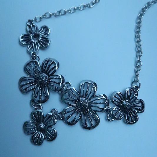 LOSTINCRUSH Flowering Shrubs Necklace