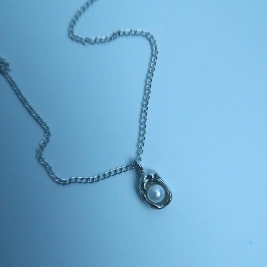 LOSTINCRUSH Coral Eye Necklace