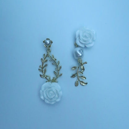 LOSTINCRUSH White Rose Earrings