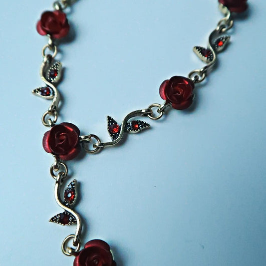 LOSTINCRUSH Deleterious Roses Necklace